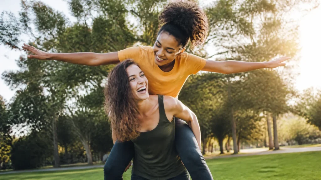 Qu'est-ce qu'une personne enjouée ? Traits, qualités et avantages